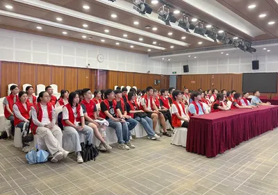 百余名暑期志愿者参加眼科导诊培训(原报道配图)