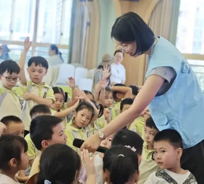 一病区护士为幼儿园儿童开展护眼讲座(原报道配图)